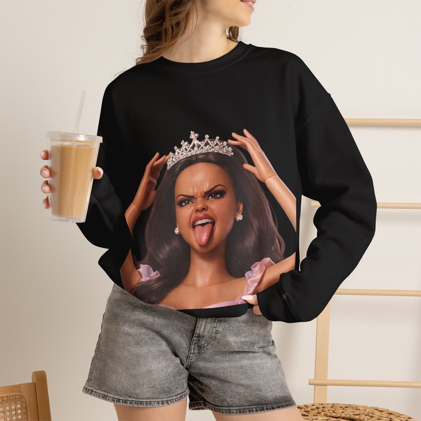 Barbicore Sweatshirt – Freches Doll-Motiv mit Tiara & Zunge raus | Pinkes Puppen-Design für Fans, Ironie & Statement-Fashion