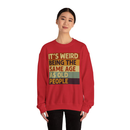 „It’s weird being the same age as old people“ – Vintage Sweatshirt mit Alterswitz – Freches Satire-Design für mutige Statements | True Insights