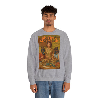 Sweatshirt – „My First Meth Lab“ Sweatshirt – Schwarzer Humor im Retro-Stil | True Insights Design mit Humor