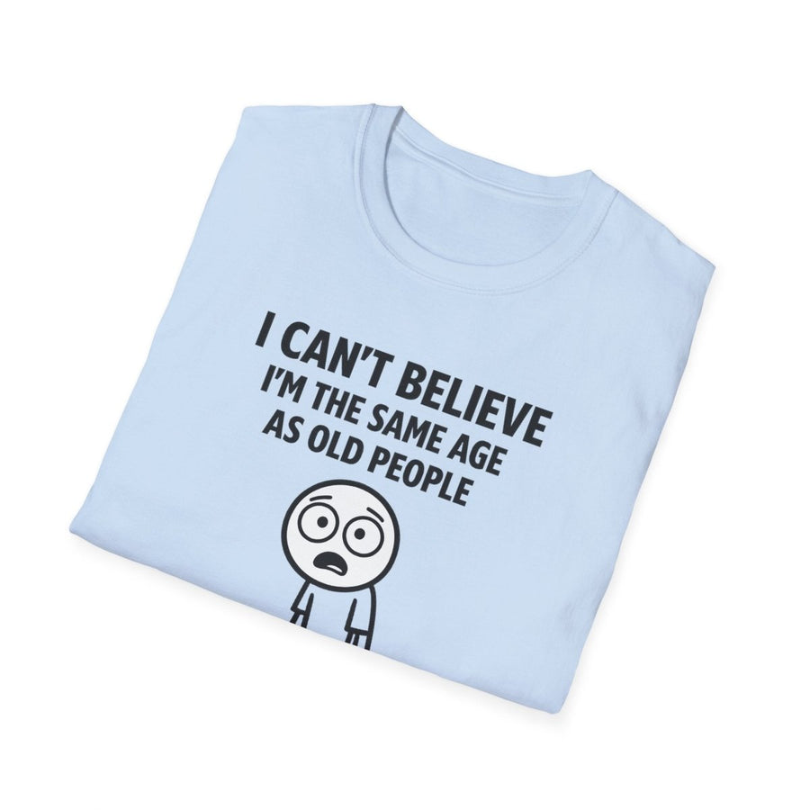 Hellblaues T-Shirt mit Schriftzug I-Can't-Believe-I'm-The-Same-Age-As-Old-People und Comic-Stick-Figure im Meme-Stil für Jung und Alt.