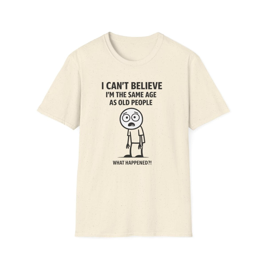 Beiges T-Shirt mit Schriftzug Ich-kann-nicht-glauben-dass-ich-genauso-alt-bin-wie-alte-Menschen und Comic-Strichmännchen im Meme-Stil für Generationen-Humor.