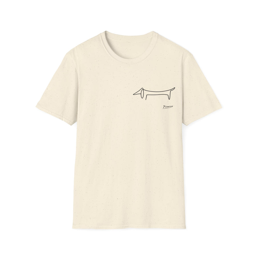 Naturfarbenes T-Shirt mit minimalistischer Dackel-Linienzeichnung und „Picasso“-Signatur.