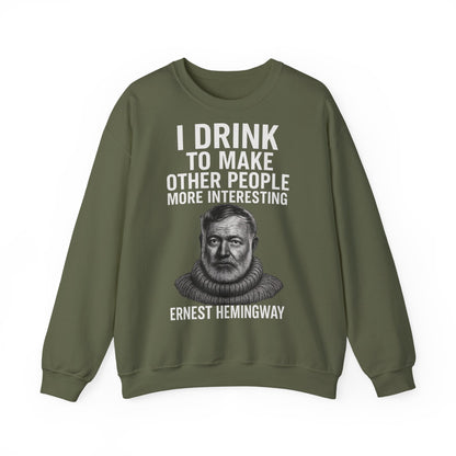 Hemingway Zitat Sweatshirt – "I Drink to Make Other People More Interesting" | Literaten & Genießer Pullover-Sweatshirt-True Insights