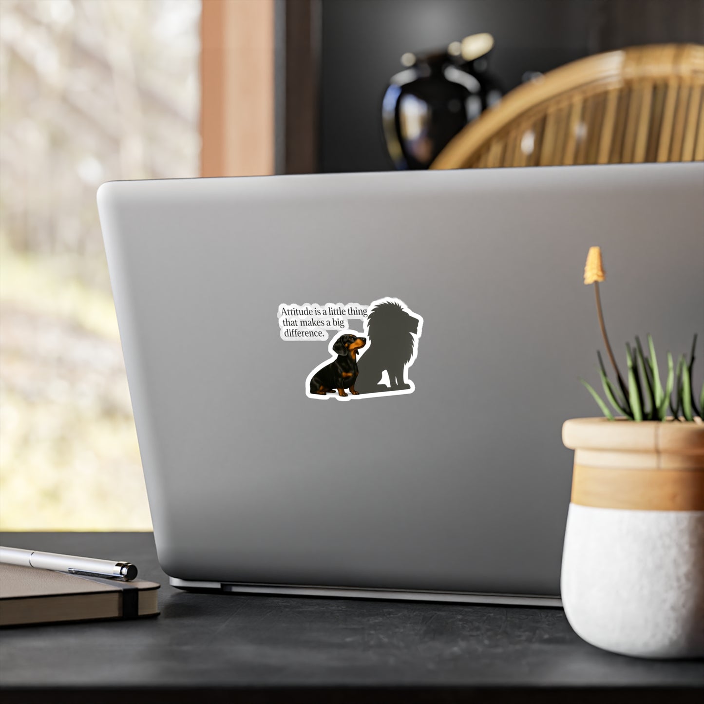 Dackel mit Löwen-Schatten Sticker – Attitude is a little thing – Motivations-Aufkleber für Hundeliebhaber