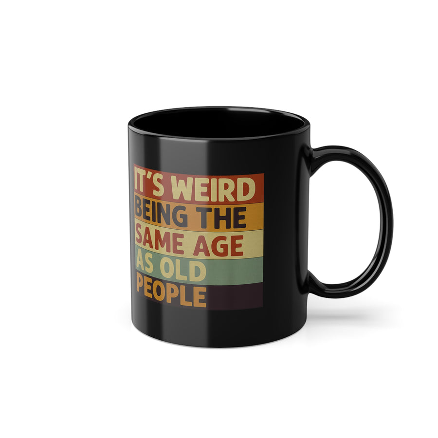 It's Weird Being The Same Age As Old People – Mug noir humoristique rétro, cadeau anniversaire