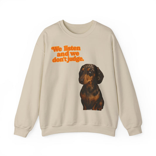 Sweatshirt – Dackel SweatShirt – „We listen and we don’t judge.“ | Lustiges Hunde T-Shirt im Vintage-Stil | True Insights Design mit Humor