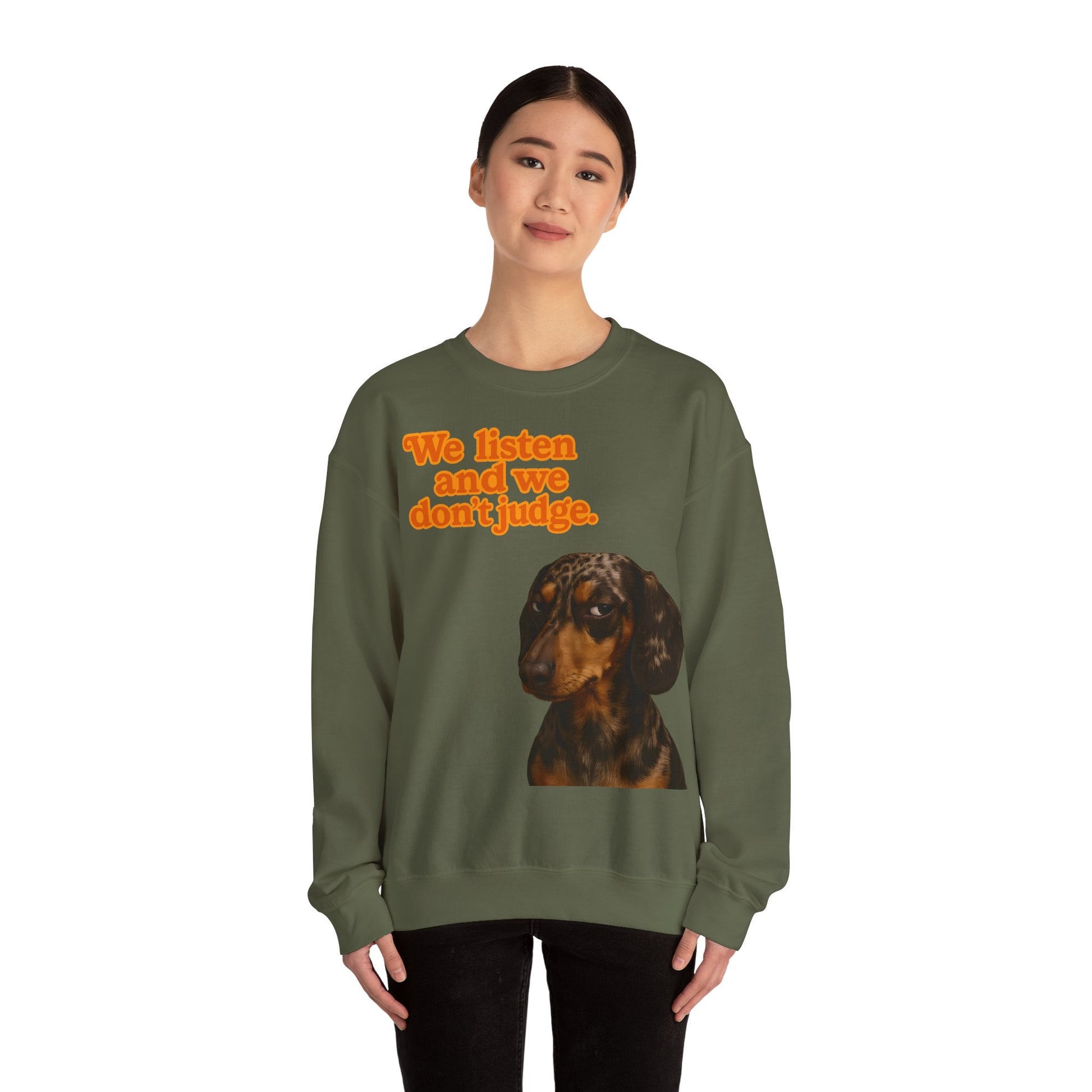 Dackel-Sweatshirt mit Retro-Print & dem Spruch „We listen and we don’t judge.“ Für Hundefans mit Humor – bequem, warm & voller Charakter.