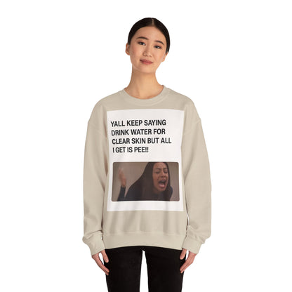 Sweatshirt – Sarkastisches Meme-Sweatshirt – „Drink Water for Skin… all I get is Pee!“ | True Insights Design mit Humor