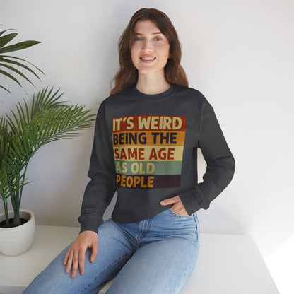 „It’s weird being the same age as old people“ – Vintage Sweatshirt mit Alterswitz – Freches Satire-Design für mutige Statements | True Insights