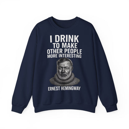 Hemingway Zitat Sweatshirt – "I Drink to Make Other People More Interesting" | Literaten & Genießer Pullover-Sweatshirt-True Insights