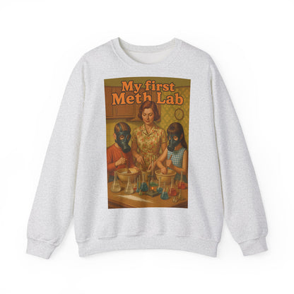 Sweatshirt – „My First Meth Lab“ Sweatshirt – Schwarzer Humor im Retro-Stil | True Insights Design mit Humor