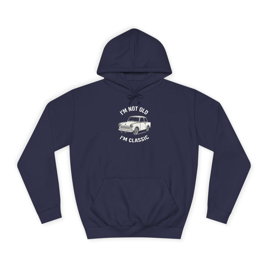 Hoodie mit Trabant-Linienzeichnung-Motiv – „I'm Not Old I'm Classic“ – Oxford Navy – Vorderseite