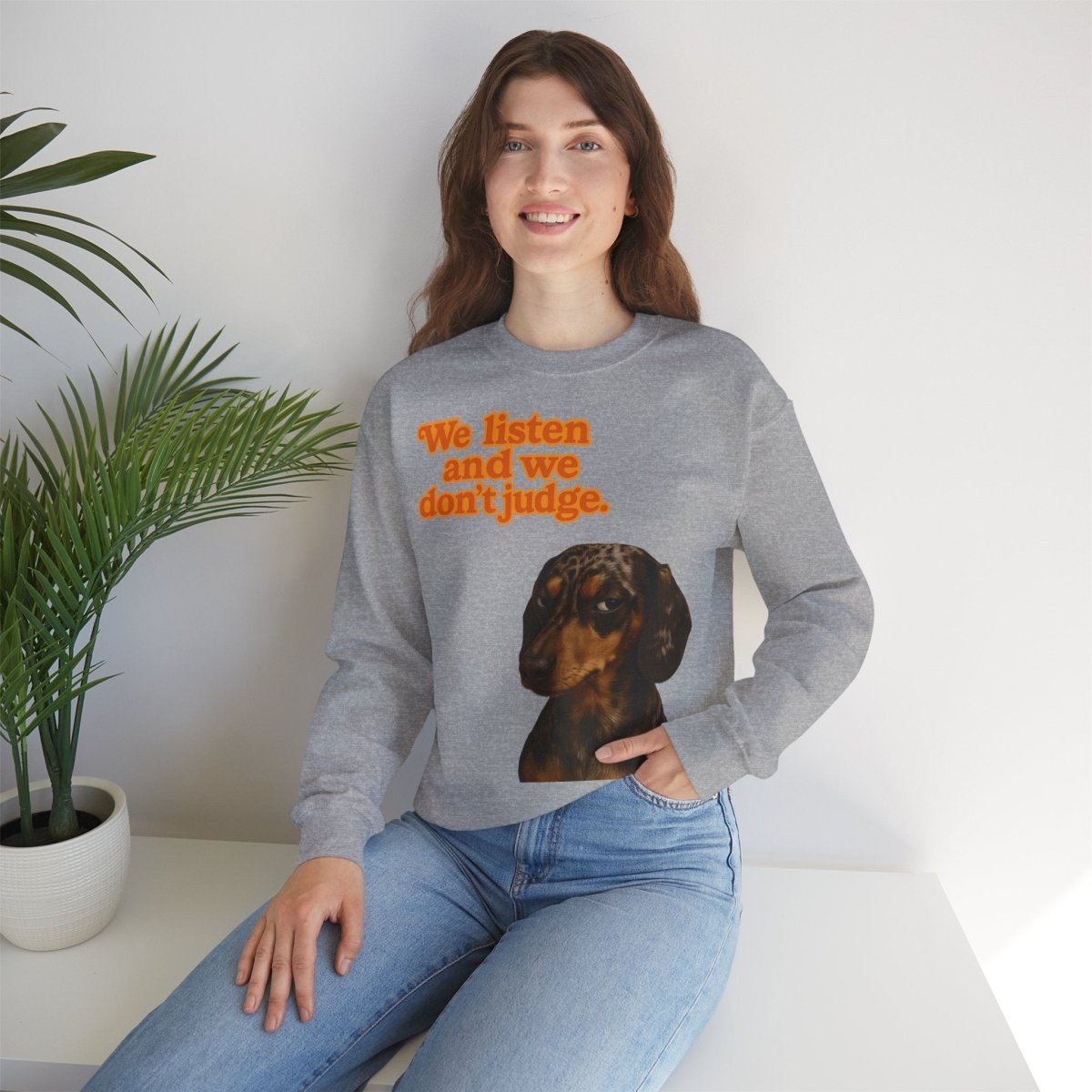 Dackel-Sweatshirt mit Retro-Print & dem Spruch „We listen and we don’t judge.“ Für Hundefans mit Humor – bequem, warm & voller Charakter.