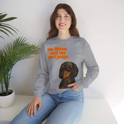 Dackel-Sweatshirt mit Retro-Print & dem Spruch „We listen and we don’t judge.“ Für Hundefans mit Humor – bequem, warm & voller Charakter. – Lustiges Sweatshirt | True Insights – Bild 32