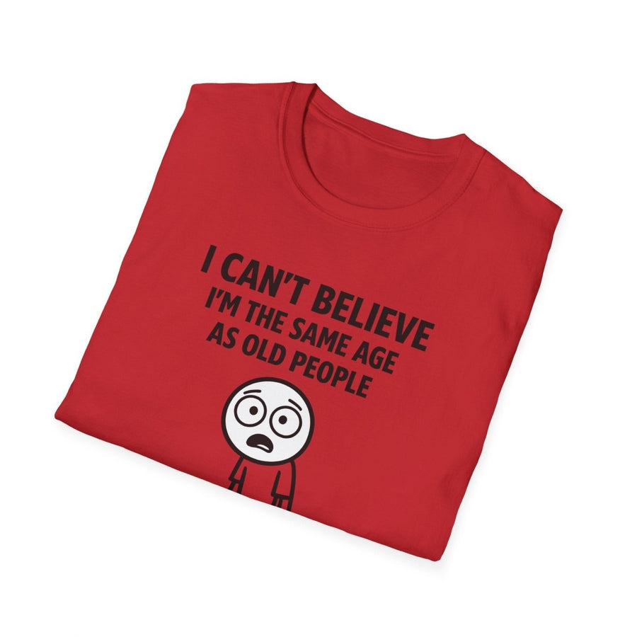 Rotes T-Shirt mit Schriftzug I-Can't-Believe-I'm-The-Same-Age-As-Old-People und Comic-Stick-Figure im Meme-Stil für Erwachsene.