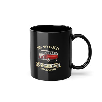 Geschenk zum 80. Geburtstag – Tasse Jahrgang 1946 VW Bulli – Motiv, Henkel rechts