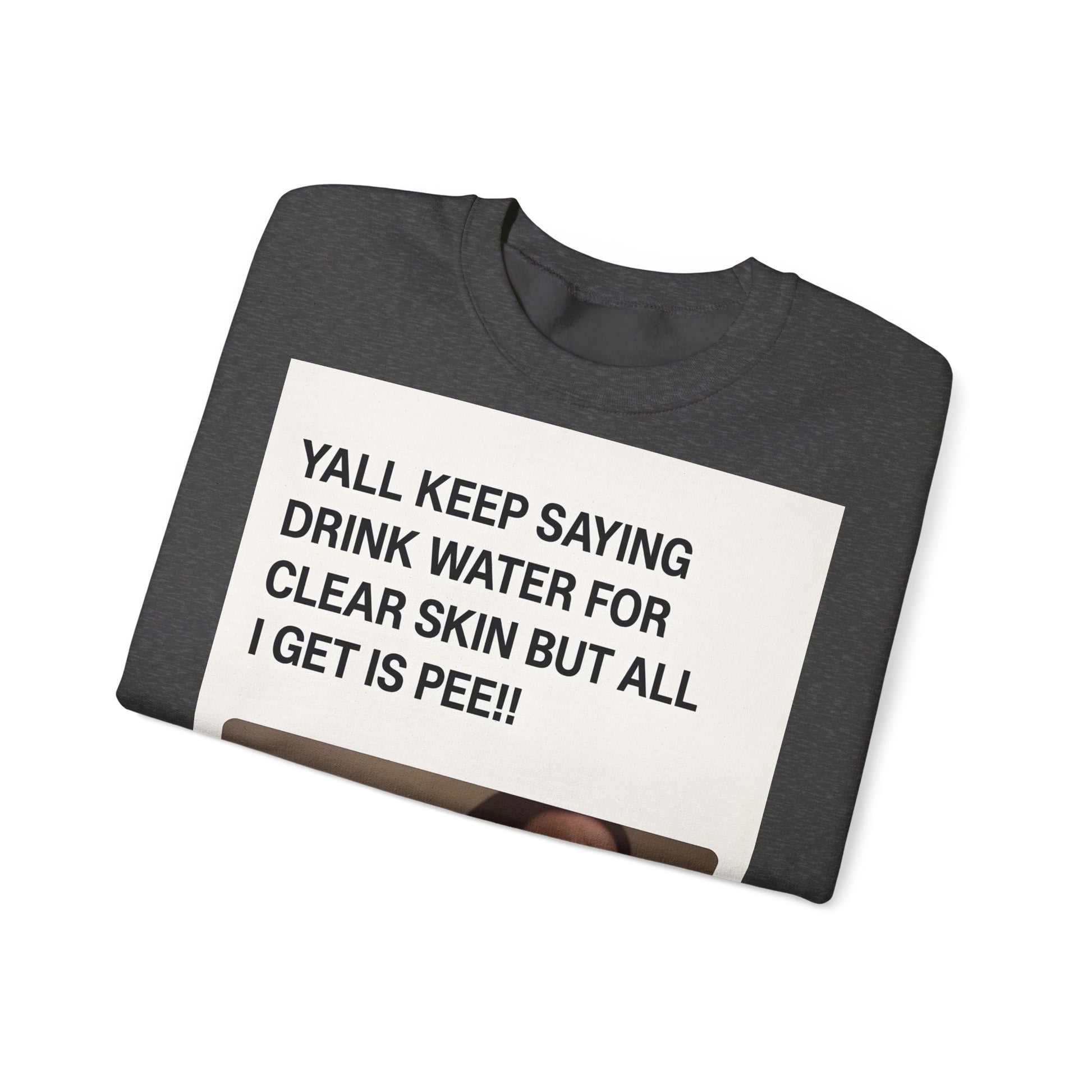 Sweatshirt – Sarkastisches Meme-Sweatshirt – „Drink Water for Skin… all I get is Pee!“ | True Insights Design mit Humor