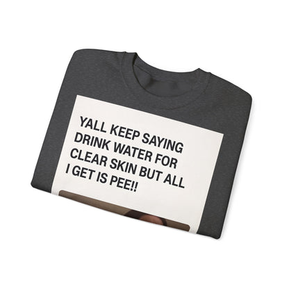 Sweatshirt – Sarkastisches Meme-Sweatshirt – „Drink Water for Skin… all I get is Pee!“ | True Insights Design mit Humor