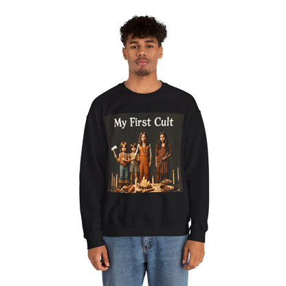 Sweatshirt – Kultig gruselig: „My First Cult“-Sweatshirt – Dark Humor für Fortgeschrittene | True Insights Design mit Humor