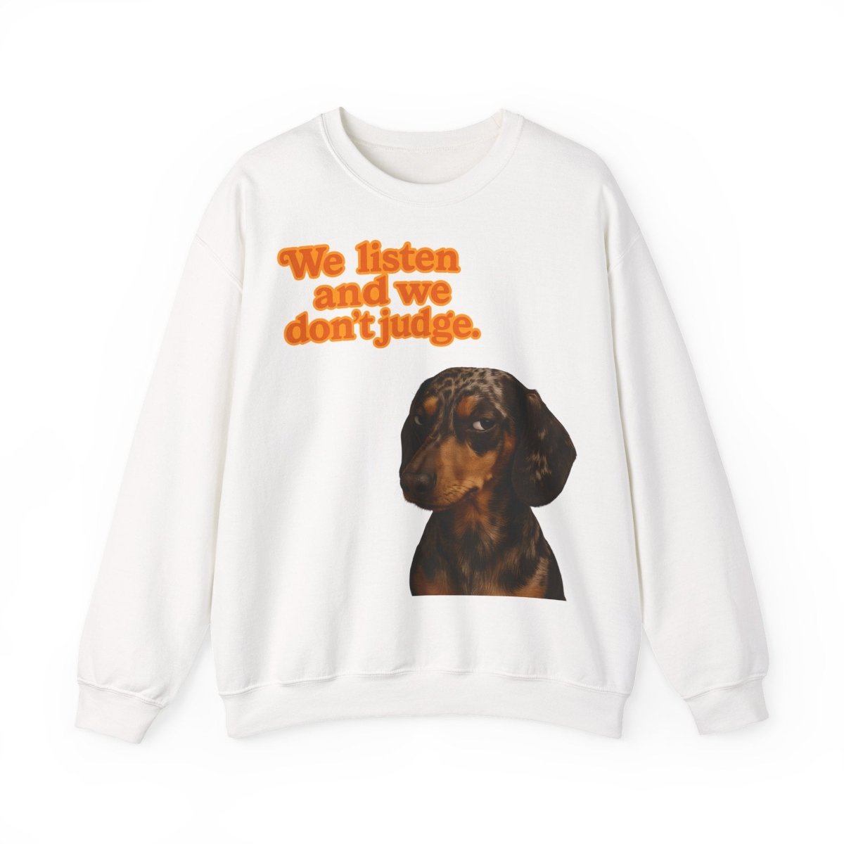 Dackel-Sweatshirt mit Retro-Print & dem Spruch „We listen and we don’t judge.“ Für Hundefans mit Humor – bequem, warm & voller Charakter.