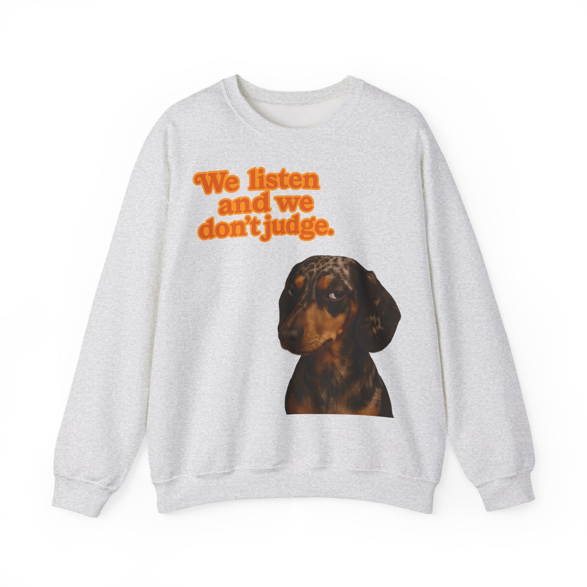 Dackel-Sweatshirt mit Retro-Print & dem Spruch „We listen and we don’t judge.“ Für Hundefans mit Humor – bequem, warm & voller Charakter.