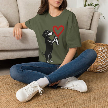 Dackel mit Sprühdose Herz T-Shirt Unisex – Street Art Graffiti Hund Motiv, perfektes Geschenk für Dackelliebhaber & Valentinstag