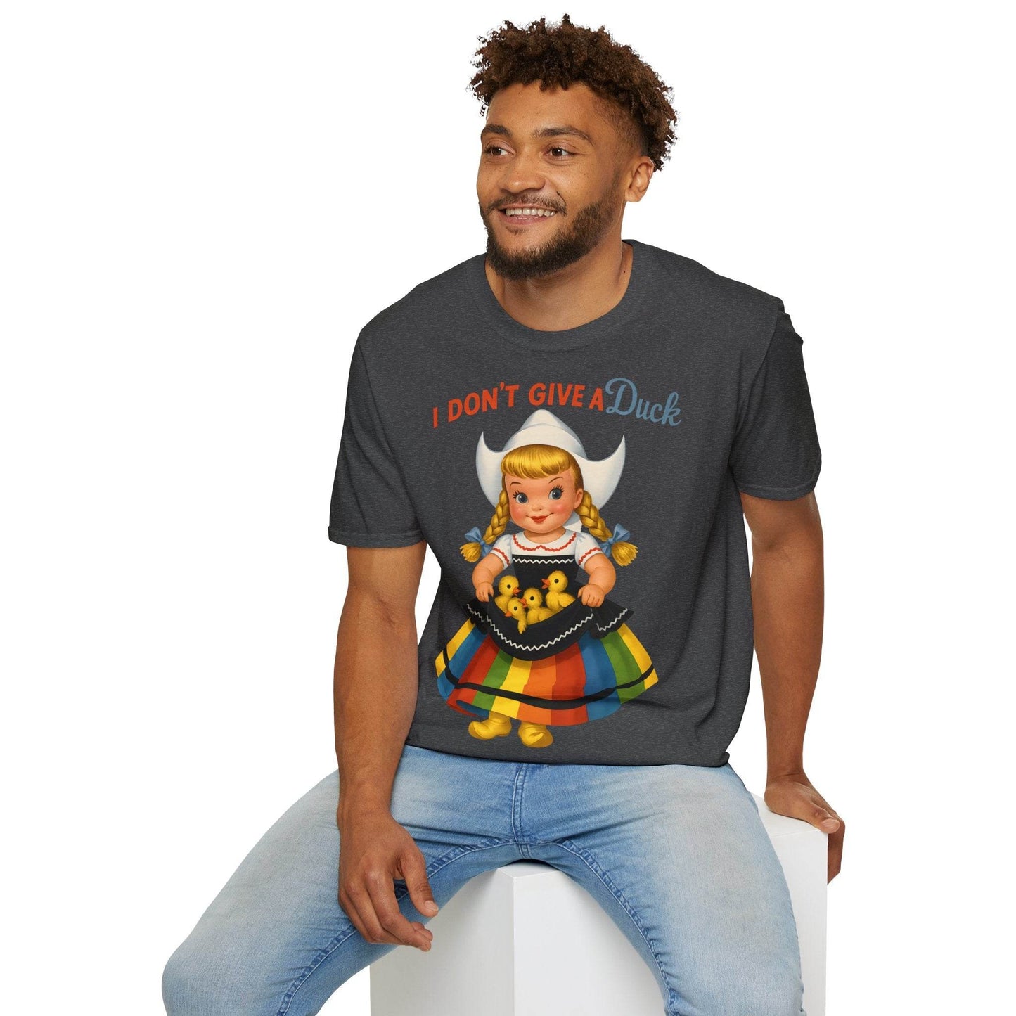 "I Don't Give a Duck | Nostalgisches Vintage-Mädchen mit Küken – Humorvoll & Originell" – Freches Satire-Design für mutige Statements | True Insights
