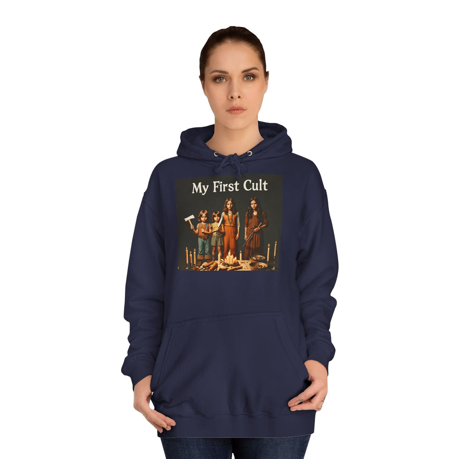 My First Cult Hoodie – Schräges Retro-Foto-Motiv mit schwarzem Humor