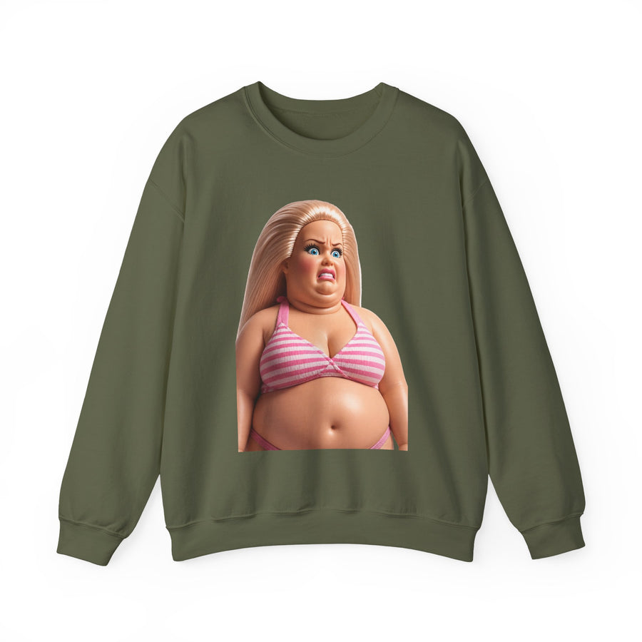 True Insights Genervte Blondine Sweatshirt – Lustiges Statement-Motiv mit Bikini-Puppe in Military Green