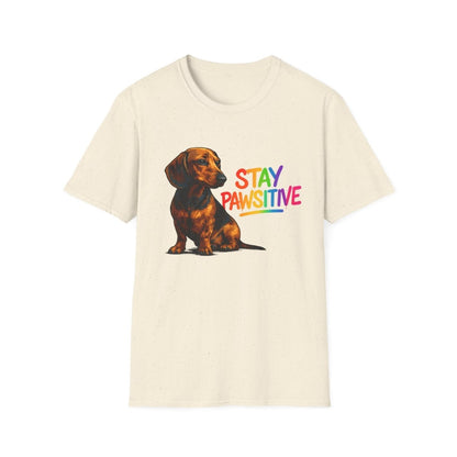 Creme T-Shirt mit Dackel und Schriftzug Stay-Pawsitive in Regenbogenfarben im Pop-Art-Stil fuer Tierfreunde.