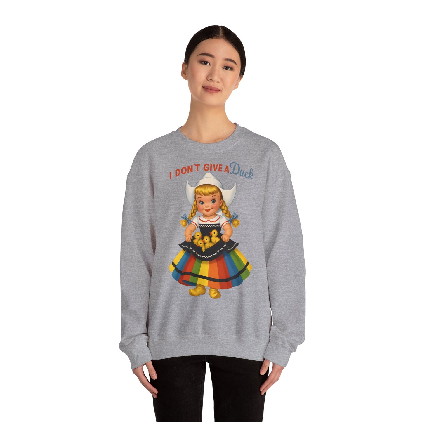 Sweatshirt – I Don't Give a Duck | Nostalgisches Vintage-Mädchen mit Küken – Humorvoll & Originell | True Insights Design mit Humor