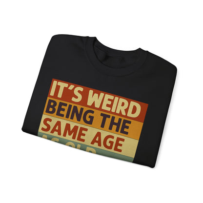 „It’s weird being the same age as old people“ – Vintage Sweatshirt mit Alterswitz – Freches Satire-Design für mutige Statements | True Insights