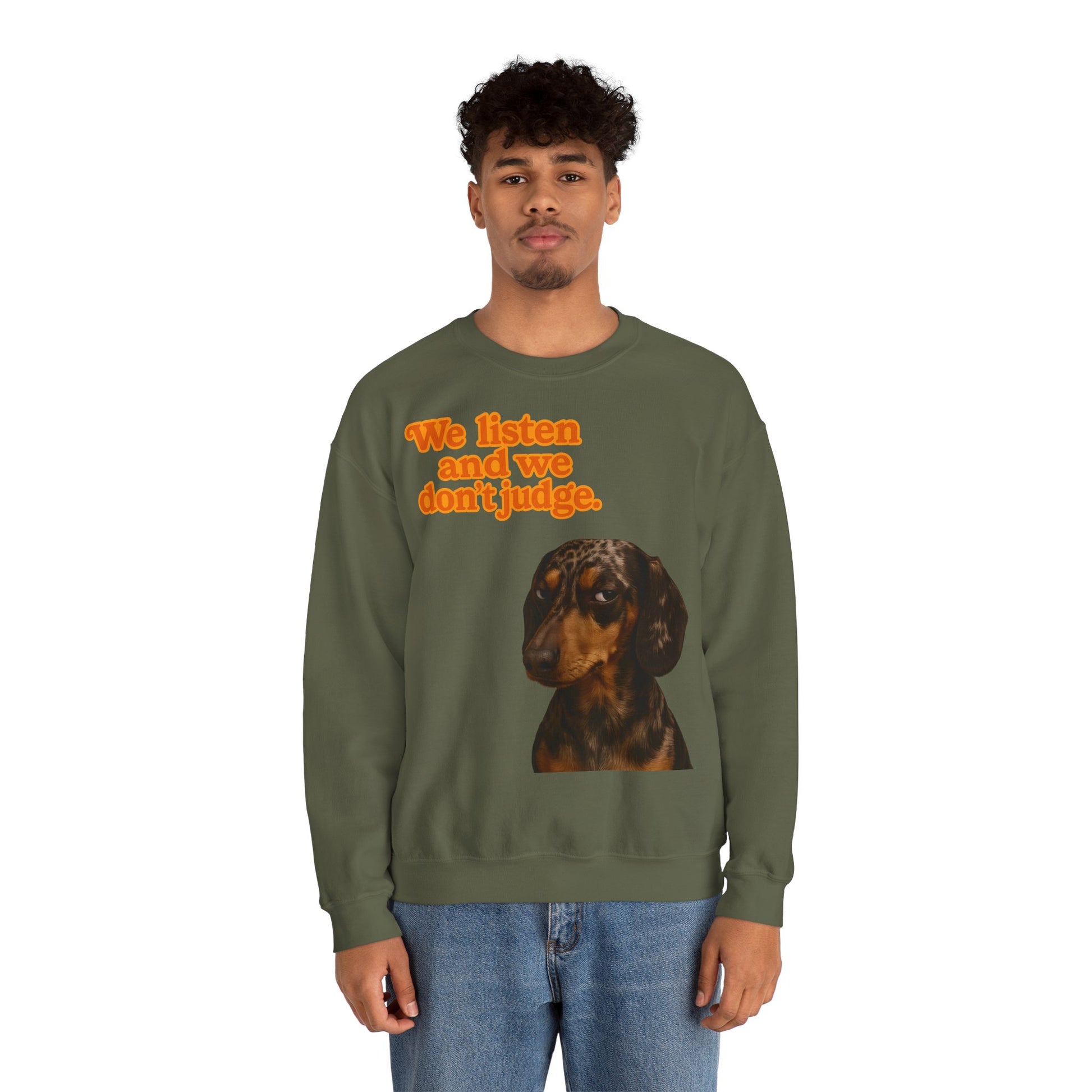 Dackel-Sweatshirt mit Retro-Print & dem Spruch „We listen and we don’t judge.“ Für Hundefans mit Humor – bequem, warm & voller Charakter.