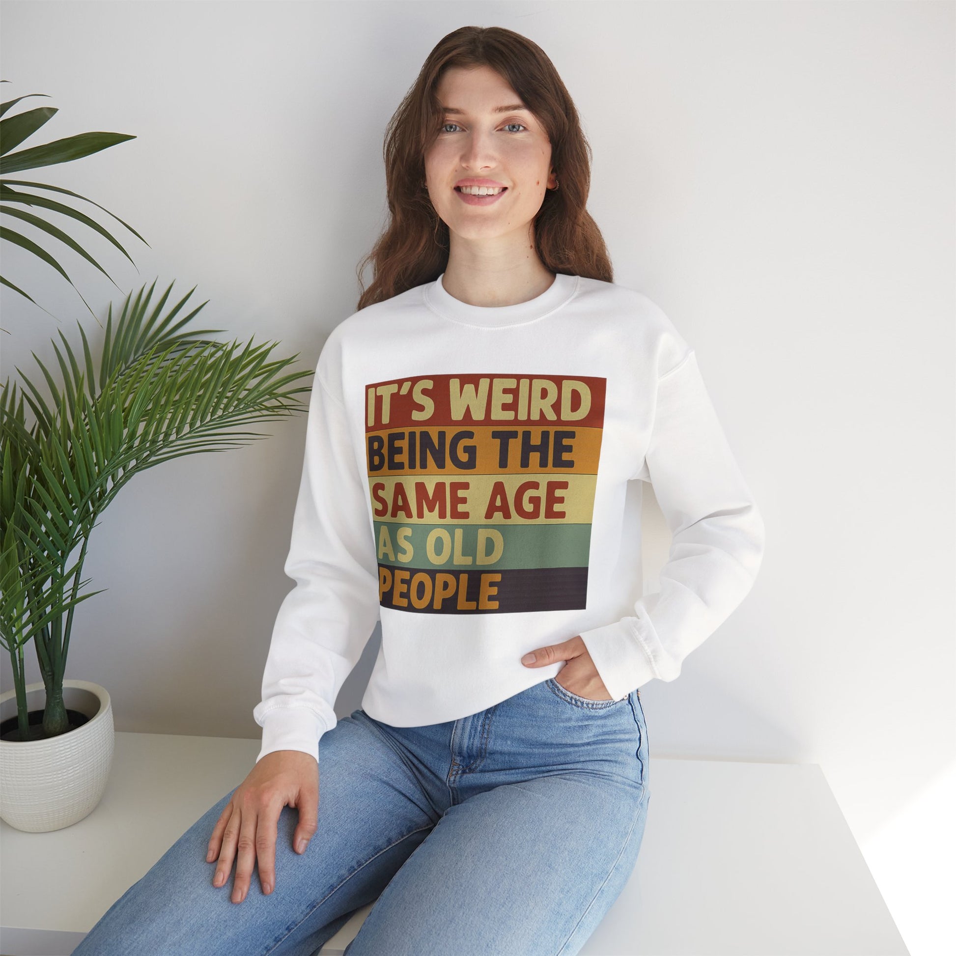 „It’s weird being the same age as old people“ – Vintage Sweatshirt mit Alterswitz – Freches Satire-Design für mutige Statements | True Insights