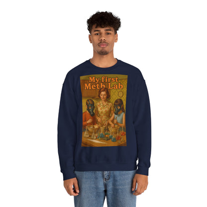 Sweatshirt – „My First Meth Lab“ Sweatshirt – Schwarzer Humor im Retro-Stil | True Insights Design mit Humor