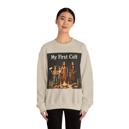 Sweatshirt – Kultig gruselig: „My First Cult“-Sweatshirt – Dark Humor für Fortgeschrittene | True Insights Design mit Humor