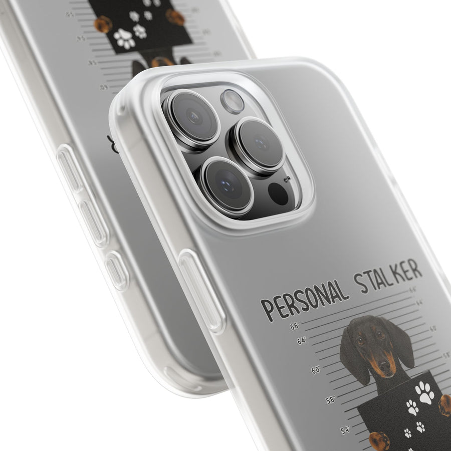 True Insights Handyhülle mit Dackel Personal Stalker Print im satirischen Design in der Hand