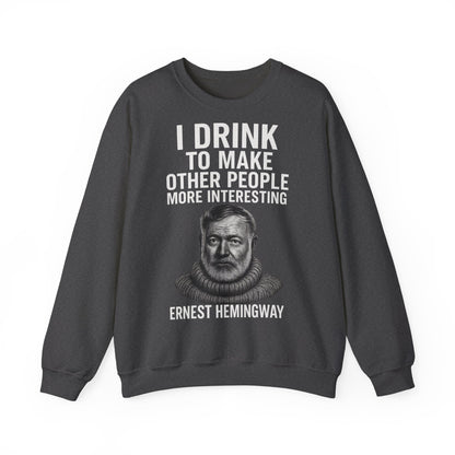 Hemingway Zitat Sweatshirt – "I Drink to Make Other People More Interesting" | Literaten & Genießer Pullover-Sweatshirt-True Insights