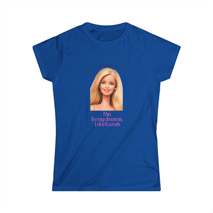 Damen Shirt 'In my dreams I don't work' - Lustiges Anti-Arbeit Statement Shirt mit Puppenkopf-Motiv für faule Tage