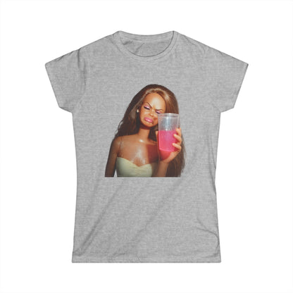 Doll Meme Barbicore Damen T-Shirt – Lustiges Diva Drama Motiv mit pinkem Drink, Y2K Statement Shirt für Partys & Geschenk