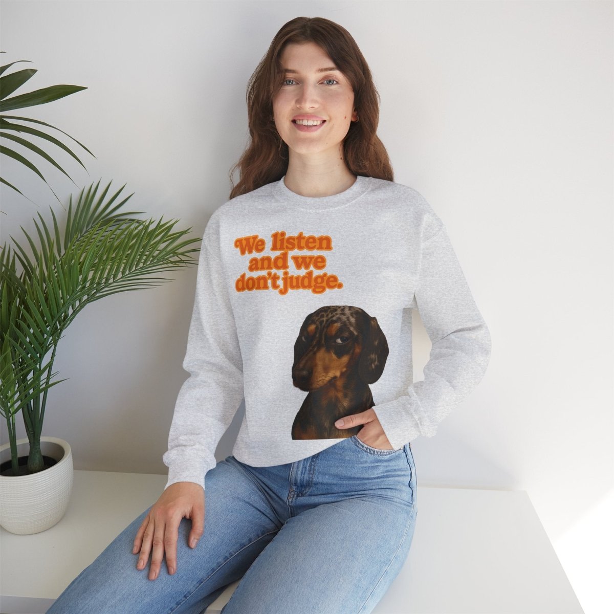 Dackel-Sweatshirt mit Retro-Print & dem Spruch „We listen and we don’t judge.“ Für Hundefans mit Humor – bequem, warm & voller Charakter.