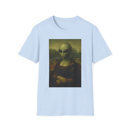 Hellblaues T-Shirt mit Mona-Lisa-Alien-Parodie im Renaissance-Pop-Art-Stil fuer Science-Fiction-Fans und Kunstliebhaber.