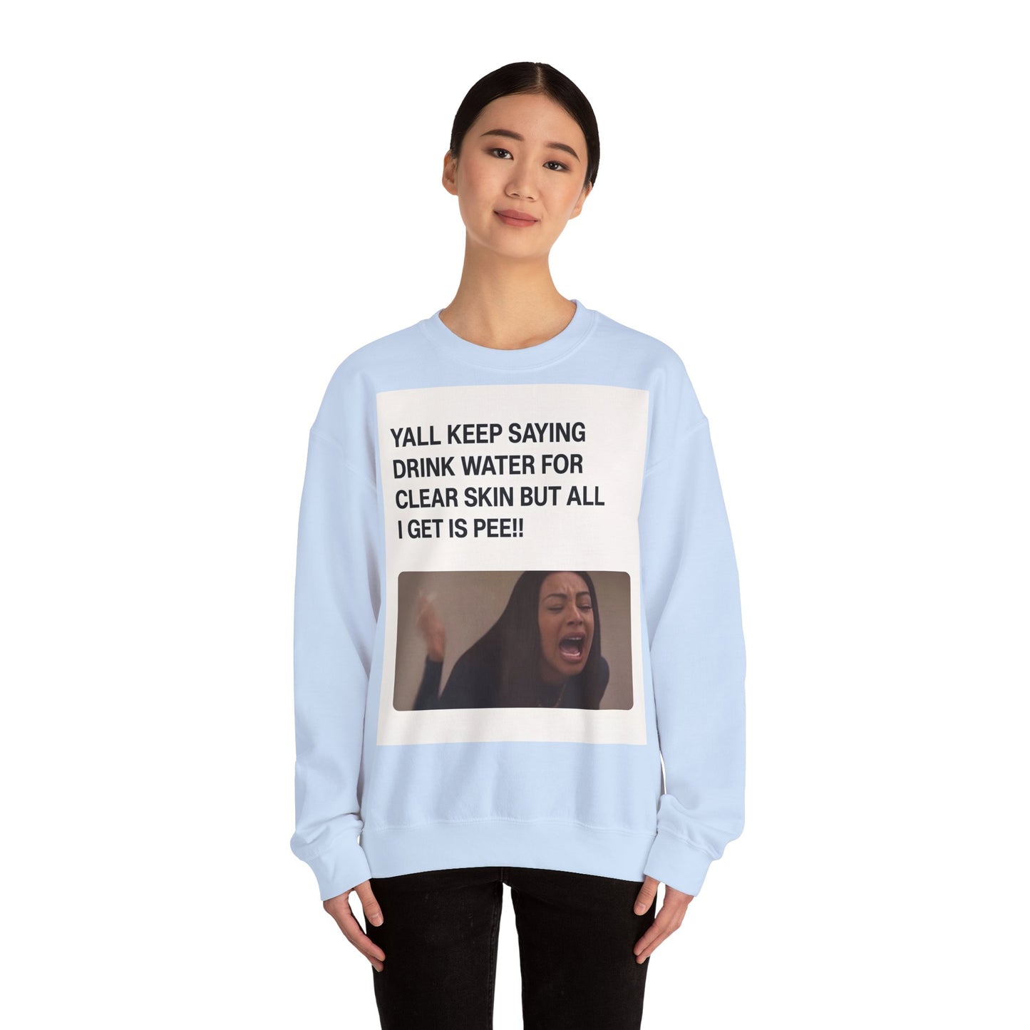 Sweatshirt – Sarkastisches Meme-Sweatshirt – „Drink Water for Skin… all I get is Pee!“ | True Insights Design mit Humor