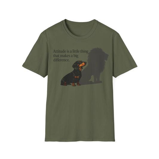Dackel Shirt mit Spruch – „Attitude is a little thing…“ | Inspirierendes Motiv mit Löwen-Schatten – Lustiges T-Shirt | True Insights – Bild 1
