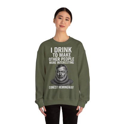 Hemingway Zitat Sweatshirt – "I Drink to Make Other People More Interesting" | Literaten & Genießer Pullover-Sweatshirt-True Insights