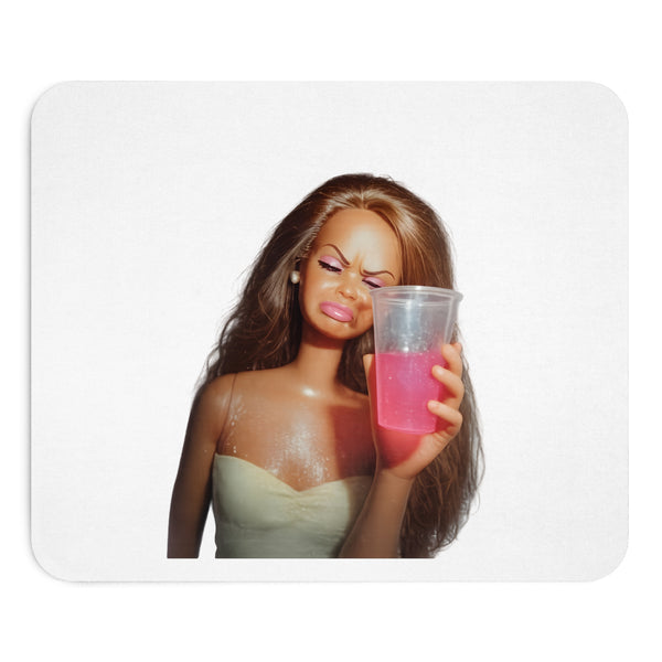 Tapis de souris Barbie Doll — Poupée sassy avec cocktail, déco de bureau cool et cadeau femme