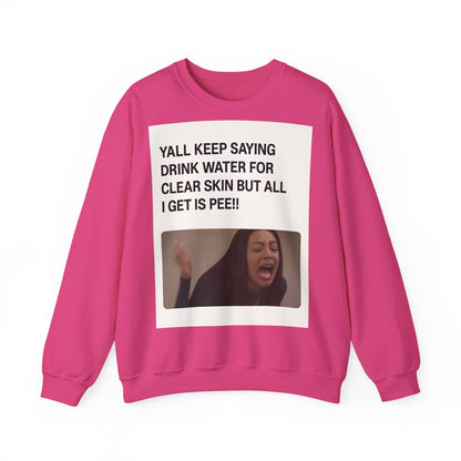 Sweatshirt – Sarkastisches Meme-Sweatshirt – „Drink Water for Skin… all I get is Pee!“ | True Insights Design mit Humor