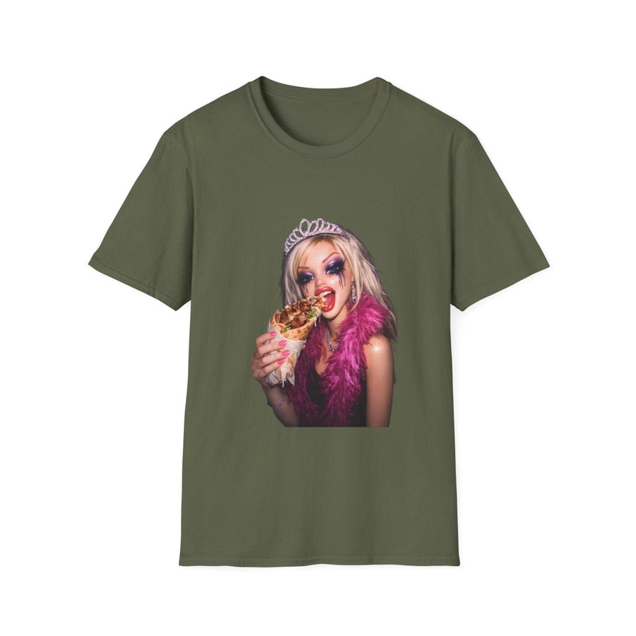 Olivgruenes T-Shirt mit Puppen-Meme Motiv Plastik-trifft-Doener im Barbie-Pop-Art-Stil fuer Fashion-Rebellen.