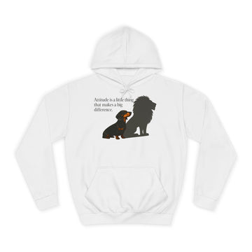 Dackel mit Spruch Hoodie – „Attitude is a little thing…“ Dackel mit Löwen-Schatten