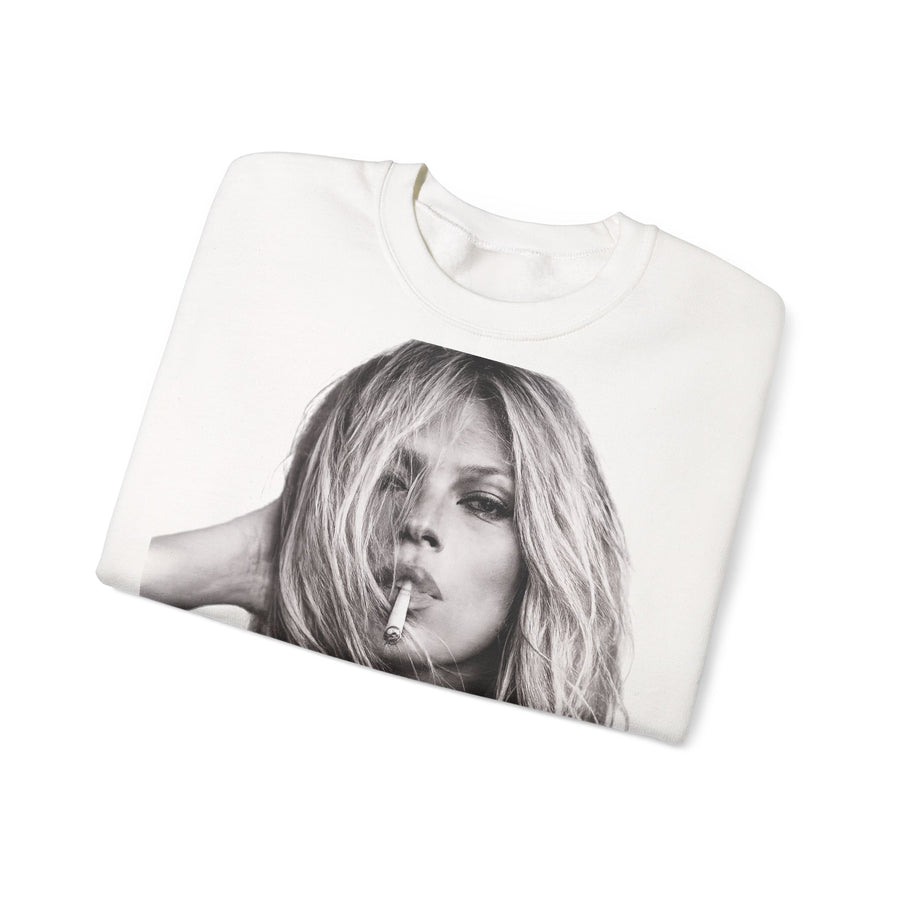 Naturfarbenes Sweatshirt mit schwarzweißem Portrait einer Frau mit Zigarette.